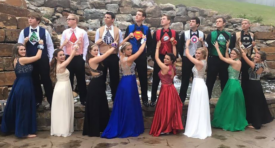 Estos 5 adolescentes llevaron en secreto trajes de superhéroe a su promoción