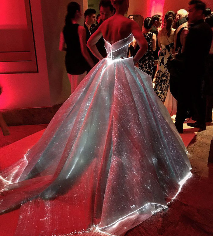 Un vestido luminoso convierte a Claire Danes en Cenicienta en la gala Met