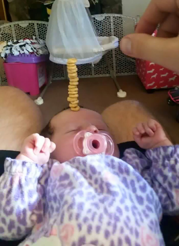 desafio-cheerio-padres-apilando-cereales-bebes (2)