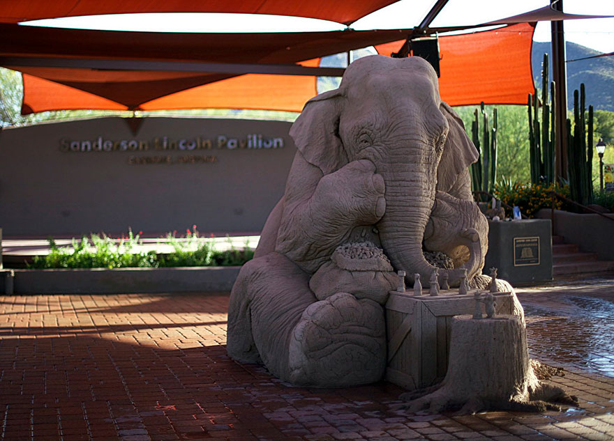 escultura-arena-elefante-raton-ajedrez-ray-villafane-sue-beatrice (2)