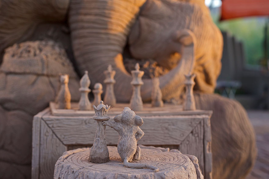 escultura-arena-elefante-raton-ajedrez-ray-villafane-sue-beatrice (7)