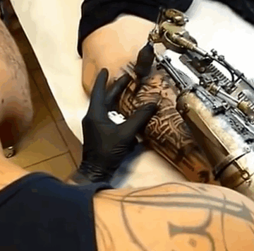 protesis-brazo-maquina-tatuadora-jc-sheitan-tenet (1)