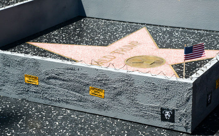 estrella-de-Trump-en-paseo-de-la-fama-de-hollywood-rodeada-con-un-muro-plastic-jesus (1)