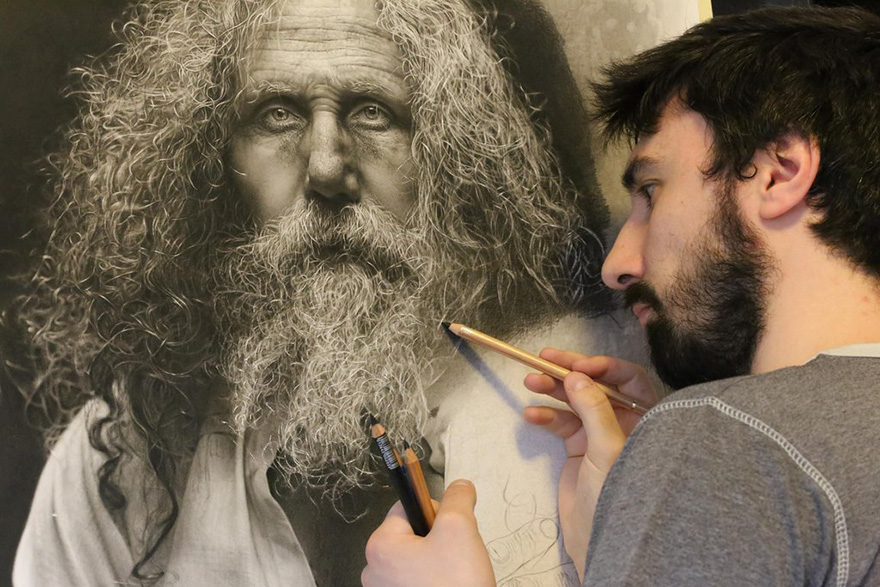 Este artista pasa cientos de horas dibujando arte hiperrealista usando técnicas del Renacimiento