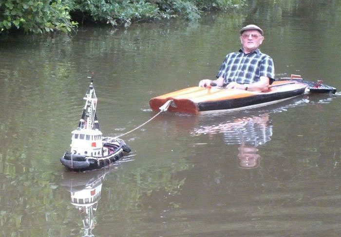 Este hombre utilizó un remolcador diminuto para viajar por el río sin esfuerzo