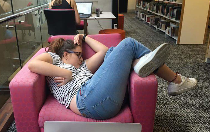 Esta chica se quedó dormida en la universidad y la respuesta de internet fue salvaje