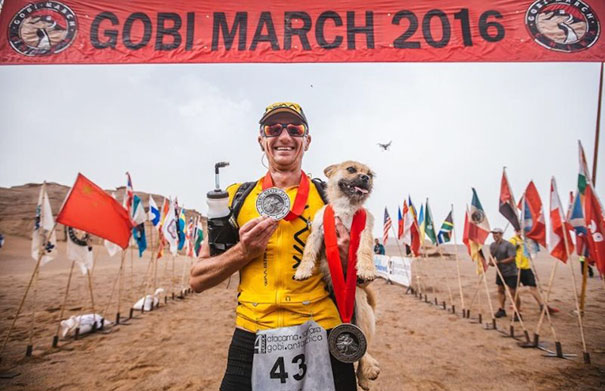 perro-callejero-corredor-maraton-dion-leonard-gobi-china (6)