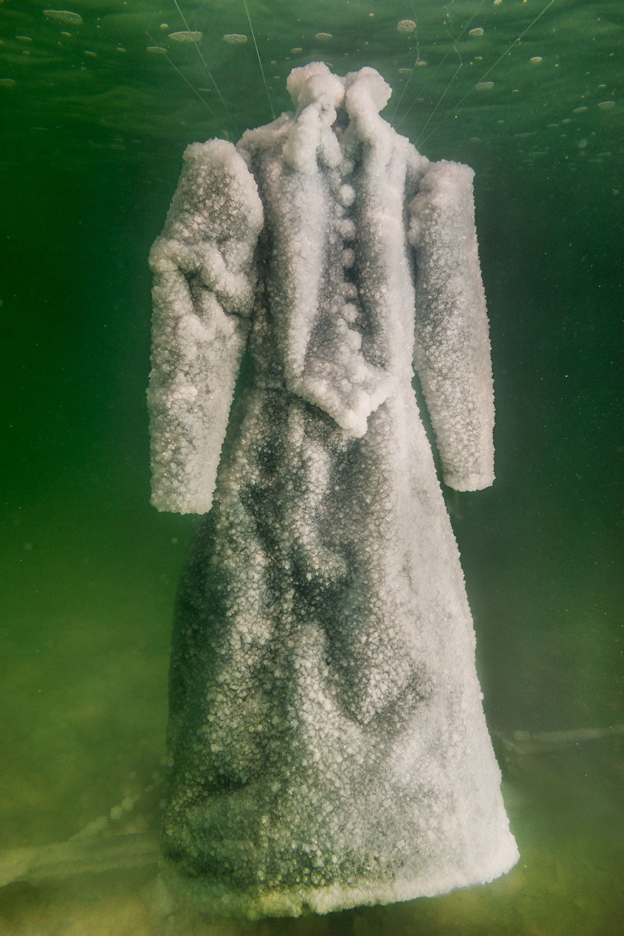 Este artista dejó sumergido un vestido en el mar Muerto 2 años y se convirtió en brillantes cristales de sal