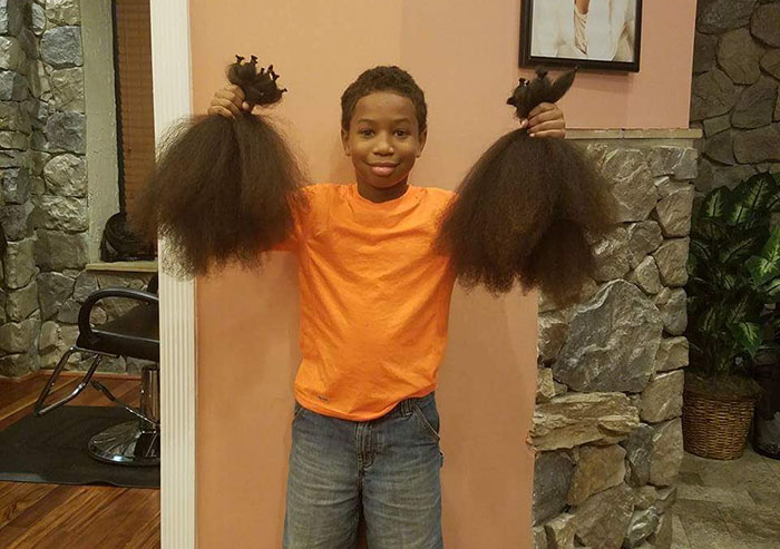 Este niño de 8 años se dejó crecer el pelo durante 2 años para hacer pelucas para niños con cáncer
