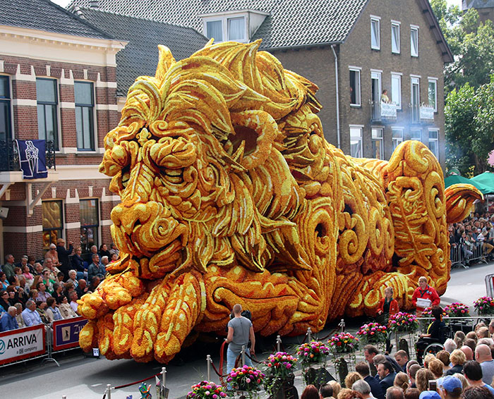 10 Esculturas gigantes hechas con dalias en el mayor desfile floral del mundo, en Holanda