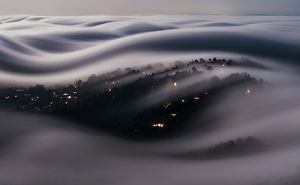 Asombrosa foto de larga exposición del Condado de Marin cubierto de niebla iluminado por la luna llena