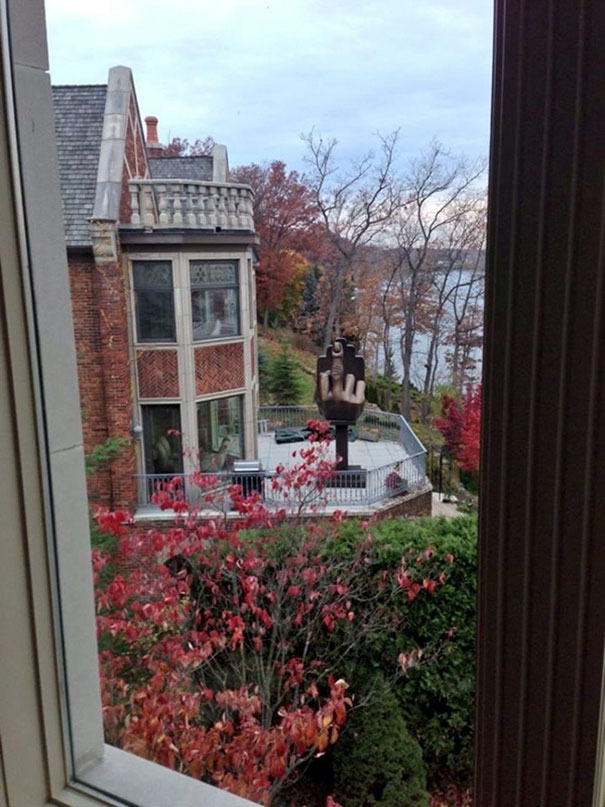 Este Hombre Amargado Compró La Casa Junto A La De Su Exmujer Y Puso Esta Escultura En La Terraza