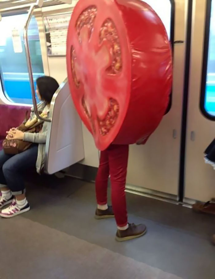 Hay Un Tomate En El Metro