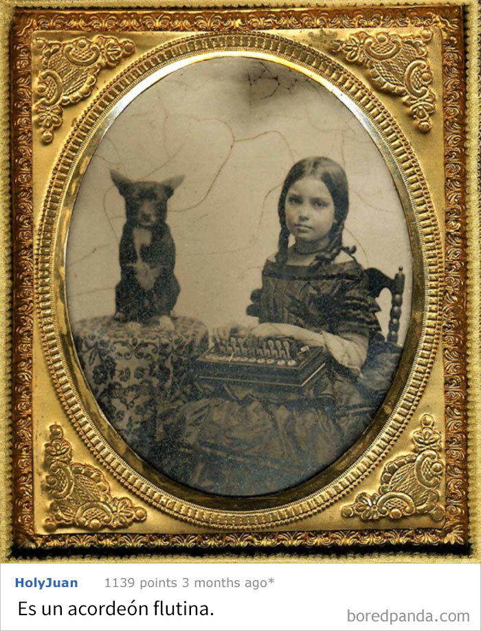 Foto De 1860 De Una Niña Con Su Perro Y Algo Muy Raro En Las Manos