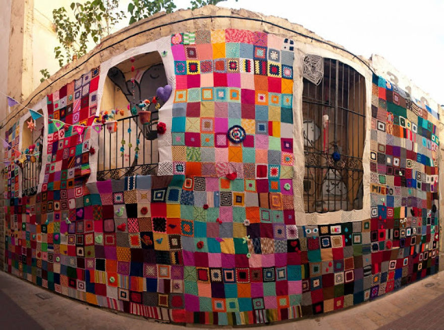 Del Tirador De Una Puerta A Un Castillo: Urban Knitting A Lo Grande
