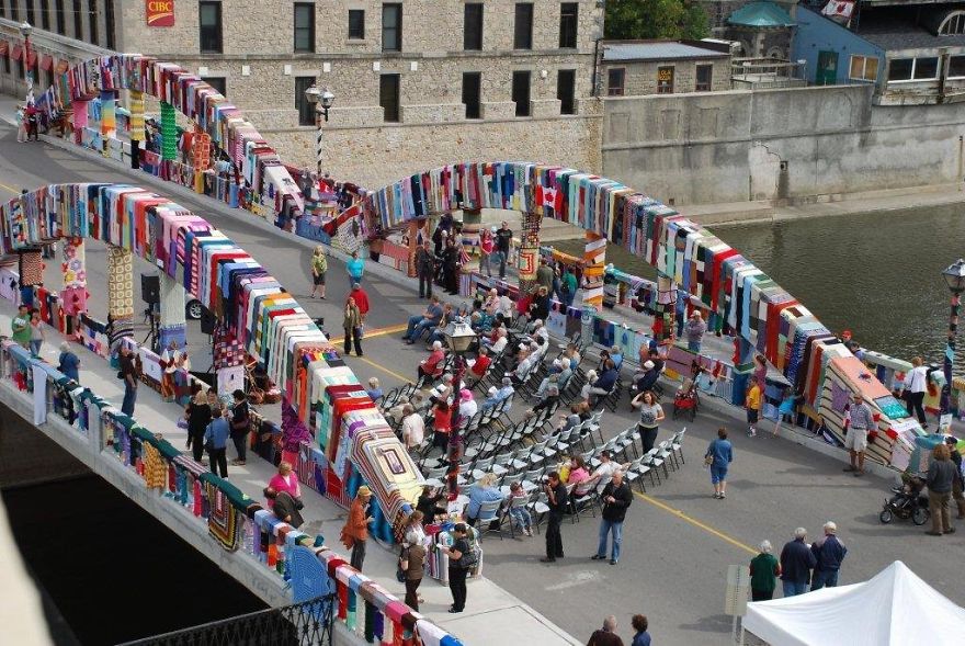 Del Tirador De Una Puerta A Un Castillo: Urban Knitting A Lo Grande