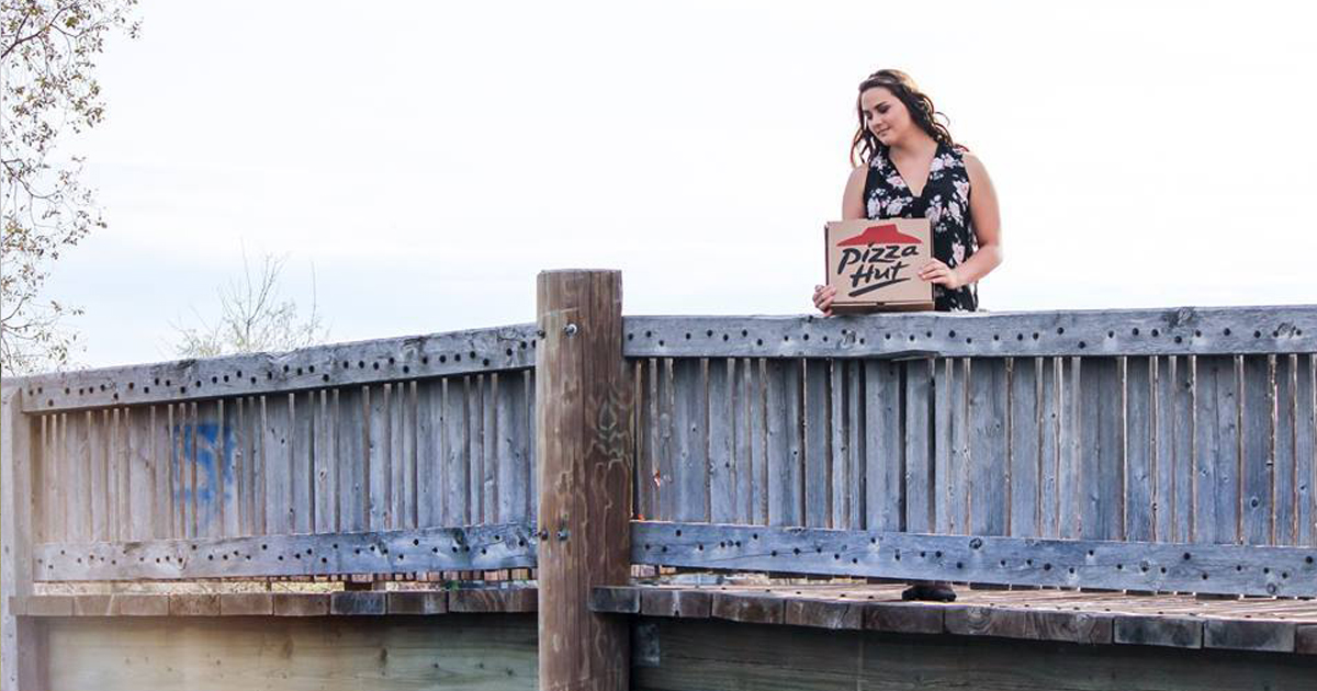 fotos-compromiso-pizza-hut-nicole-larson-fb