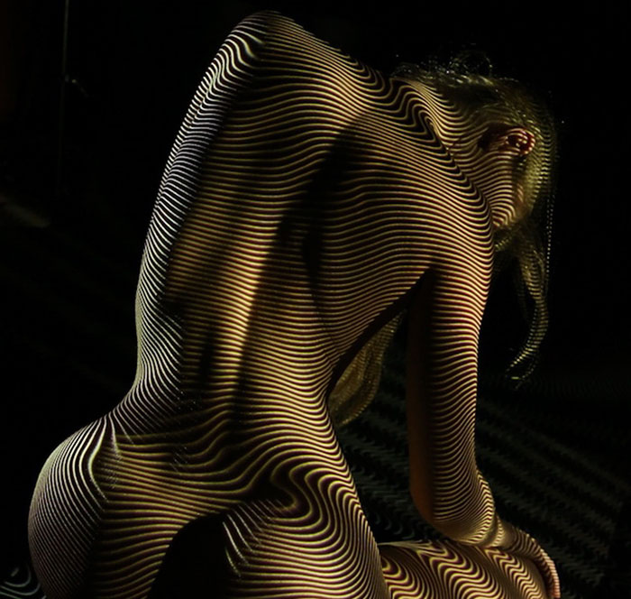 Este fotógrafo viste a mujeres desnudas con luces y sombras (NSFW) | Bored  Panda