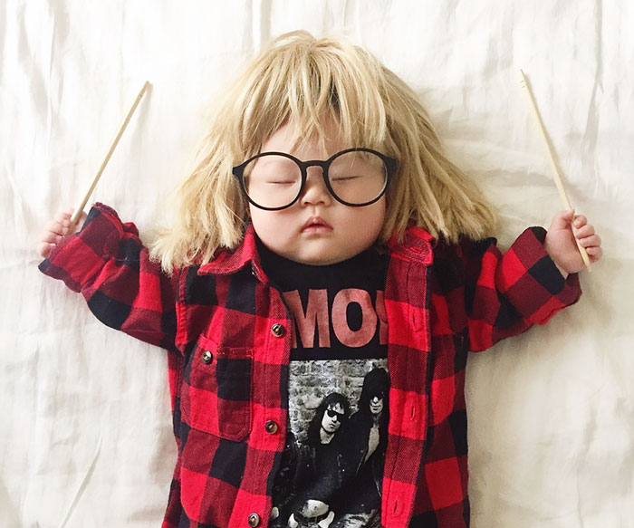 Esta bebé durmiente no sabe que se convierte en estrella del cosplay durante sus siestas