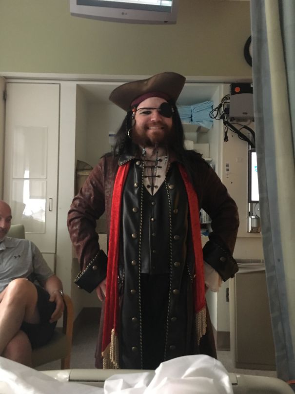 Me Amputaron Una Pierna Y Mi Hermano Vino Al Hospital A Visitarme Disfrazado De Pirata