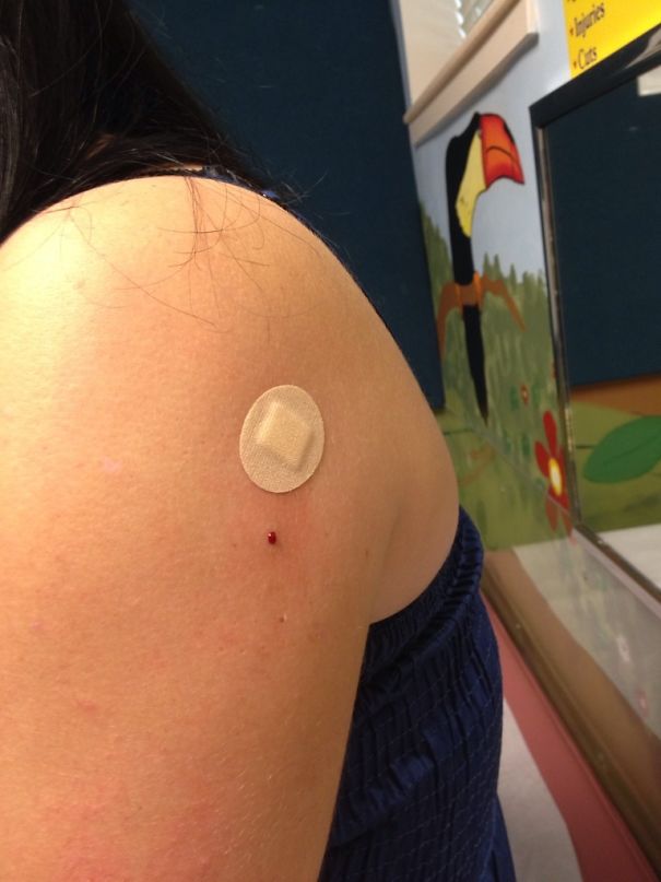 La Enfermera Me Puso La Vacuna De La Gripe Y Luego Una Tirita, Pero No Apuntó Bien