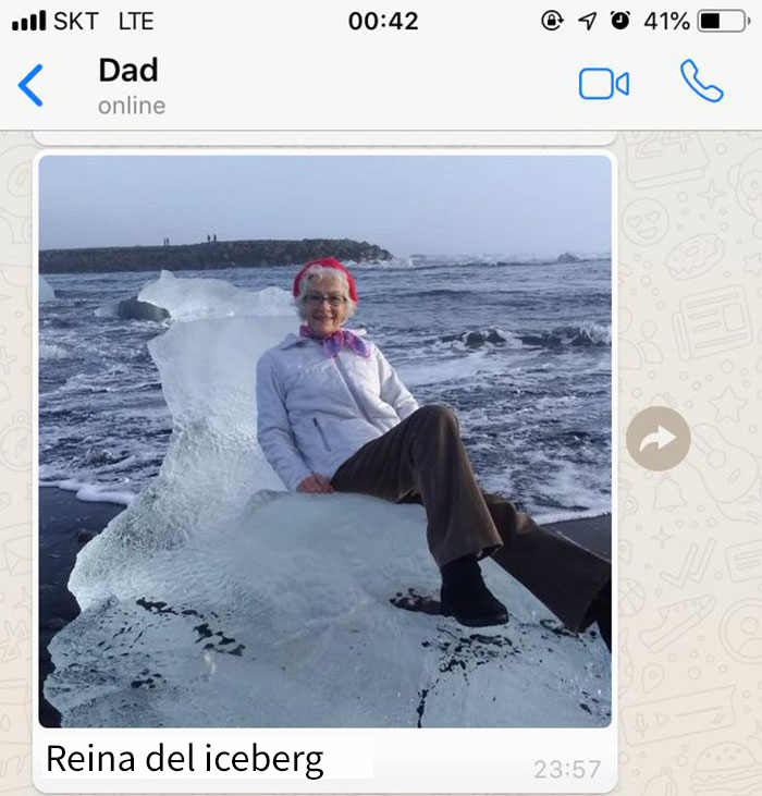 Esta abuela se sube a un iceberg para hacerse fotos y luego se va tranquilamente flotando a la deriva hacia mar abierto