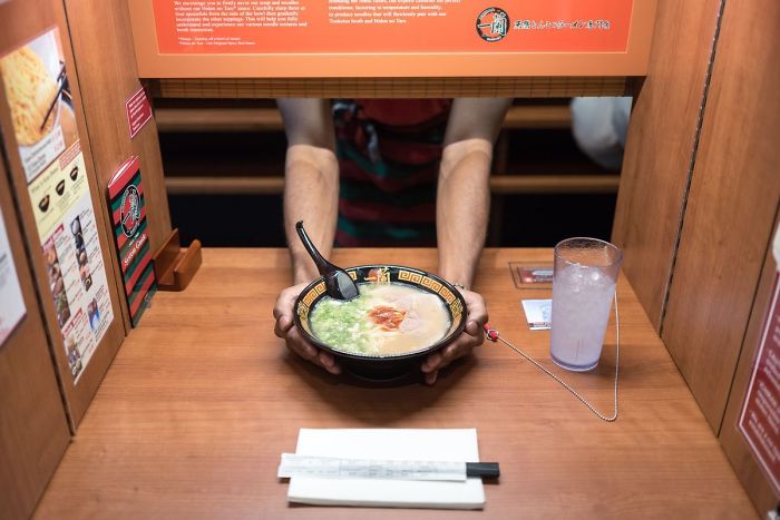 En Este Restaurante Privado En Japón, Te Sientas En Una Esquina Donde Nadie Te Ve, Se Abre Una Persiana Frente A Ti Y Te Sirven La Comida Sin Mirar