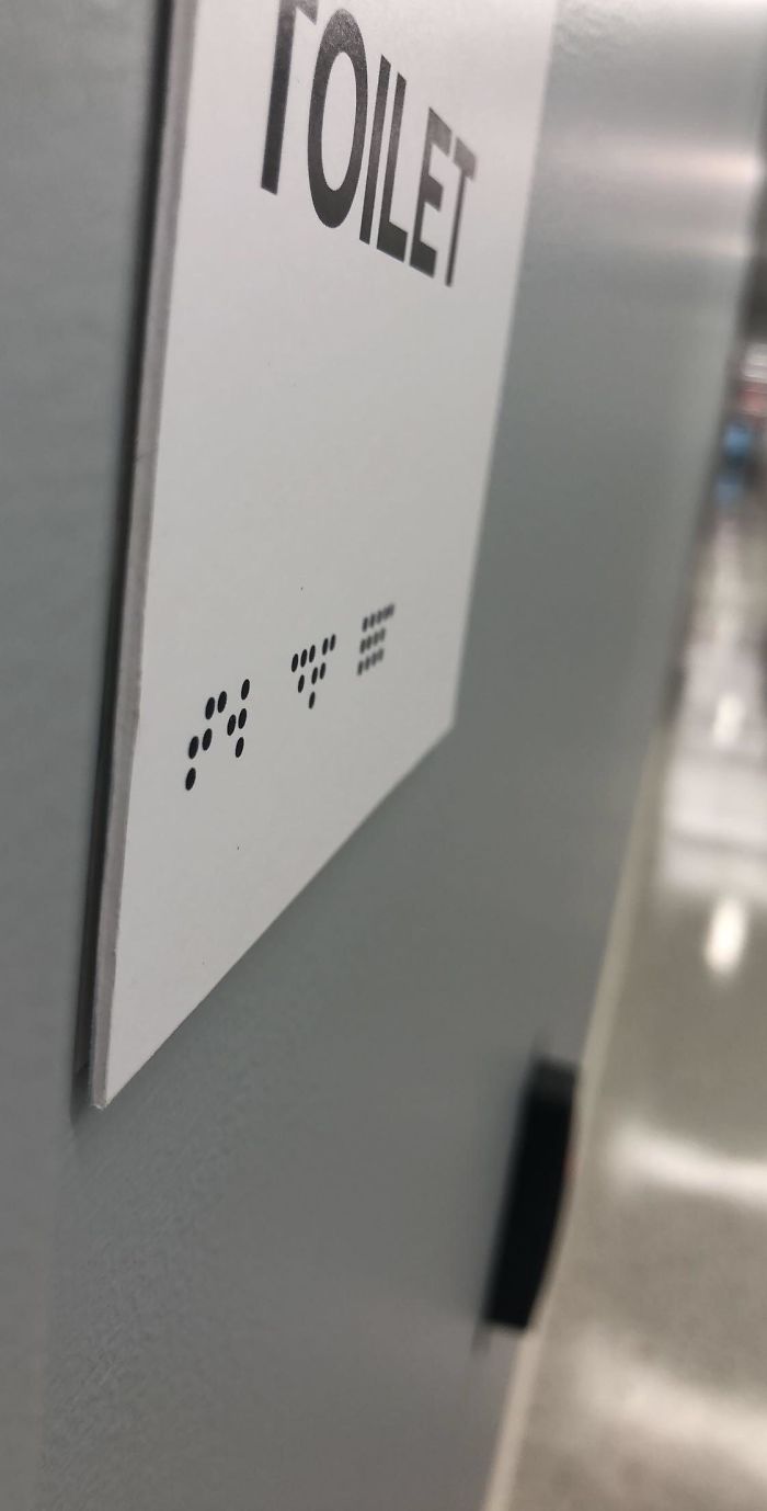Los Carteles Con Braille Impreso Pero Sin Volumen