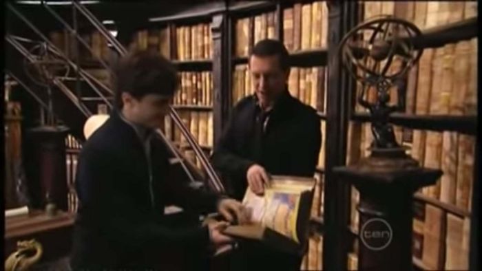 En El Secreto Del Príncipe, Los Libros De Hechizos En Los Estantes De Dumbledore Son En Realidad Páginas Amarillas Cubiertas Con Tapas De Aspecto Antiguo