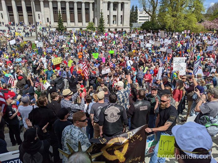 Manifestantes En Olympia, Washington. Unas 2500 Personas. Sin Distancia Social Y Apenas Sin Mascarillas