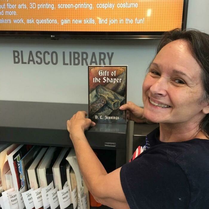 Mi Madre Ha Encontrado Mi Libro En La Librería De Su Barrio Y Se Hace Fotos Orgullosa