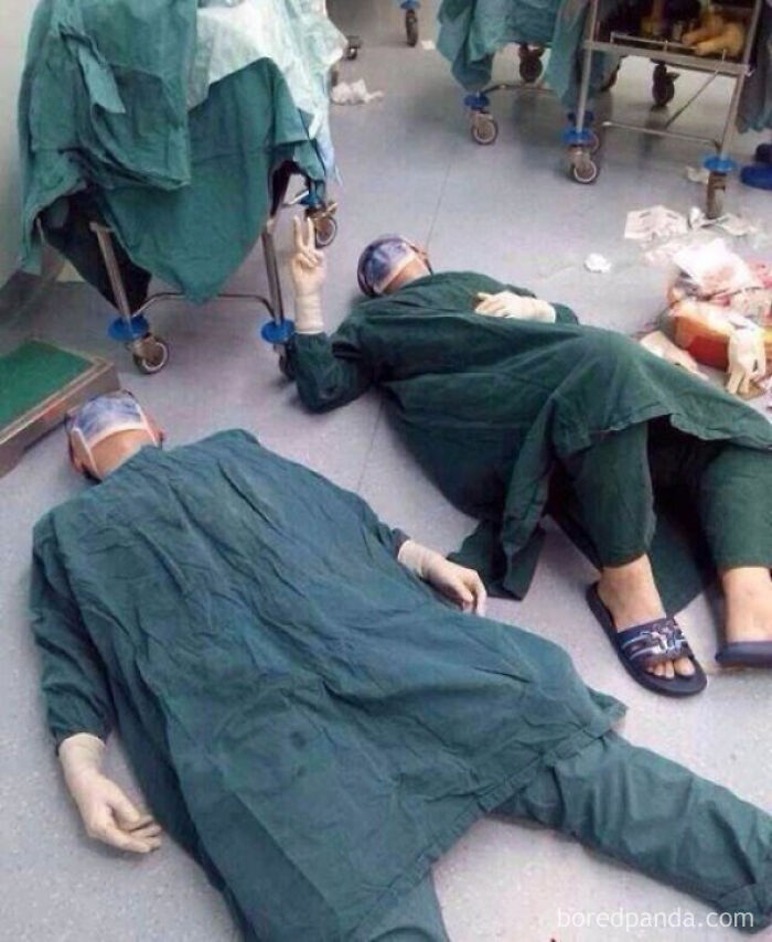 2 Cirujanos Tras Pasar 32 Horas Extirpando Tumores Cerebrales En Una Sola Operación
