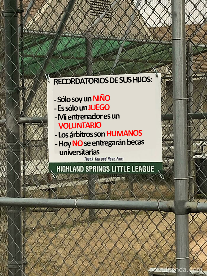 El equipo de béisbol juvenil tuvo que poner estos carteles por la cantidad de Karens que actúan como tales