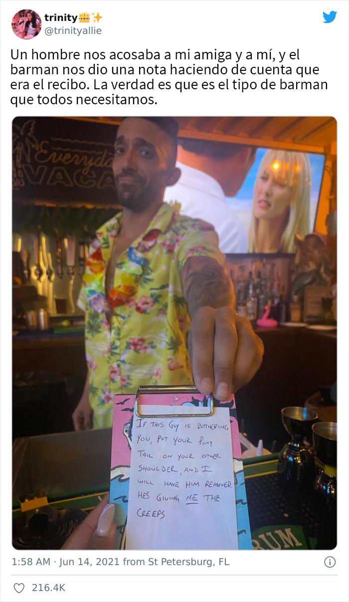 Este heroico barman se vuelve viral por darles una cuenta falsa con una nota a 2 chicas siendo molestadas