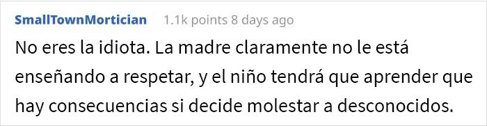 Esta mujer regañó a un niño molesto que toqueteaba sus cosas en un restaurante, y la madre del niño la confrontó Esta mujer regañó a un niño molesto que toqueteaba sus cosas en un restaurante, y la madre del niño la confrontó