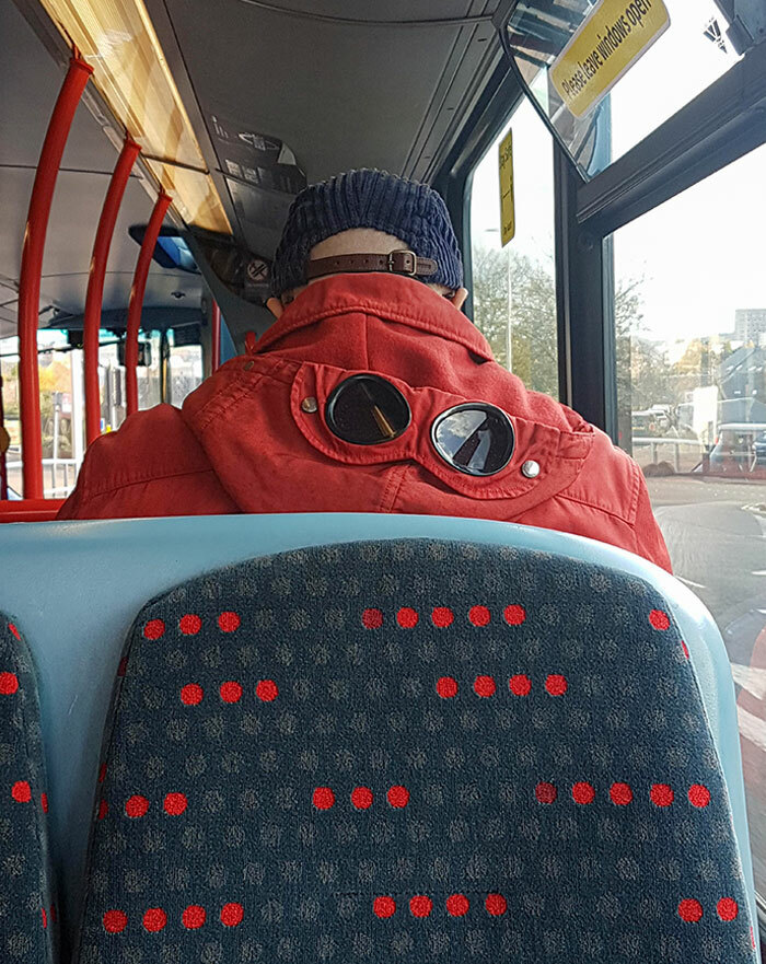Esta cacpucha con gafas de sol incluidas