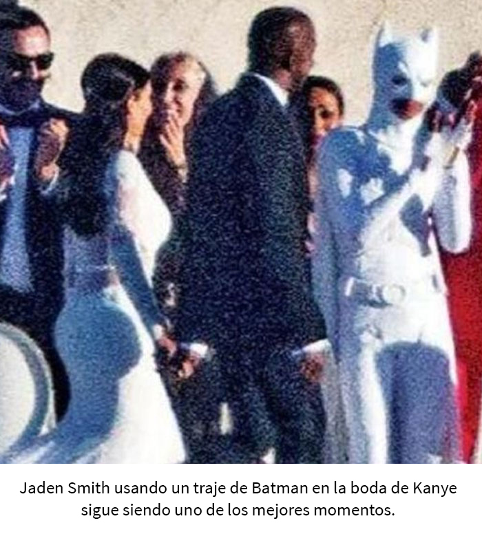 ¡Está vestido de blanco de pies a cabeza! 