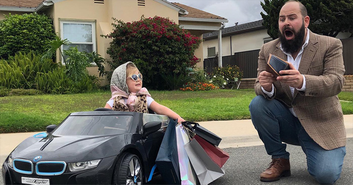 Mira las divertidísimas fotos que este papá se toma con sus hijas disfrazadas (Nuevas imágenes)