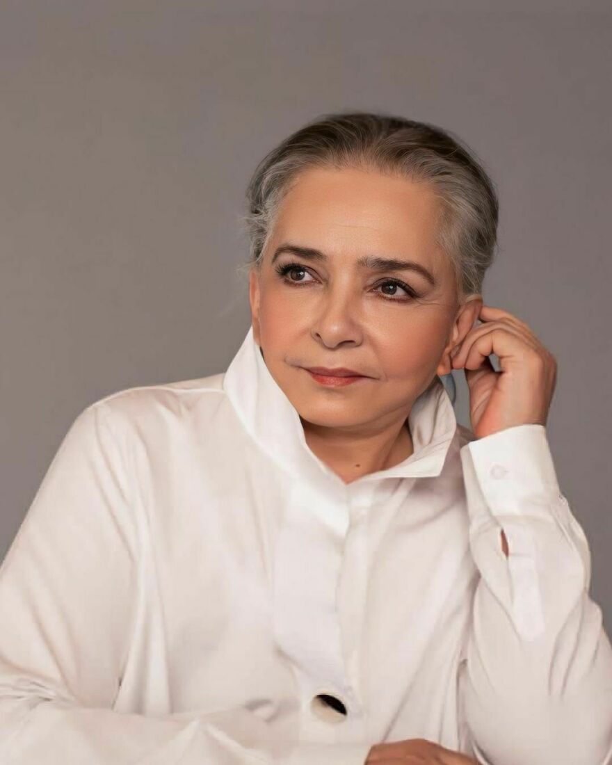 Orgullosa de sus canas, esta escritora dej&oacute; de te&ntilde;irse el pelo y ahora luce impresionante