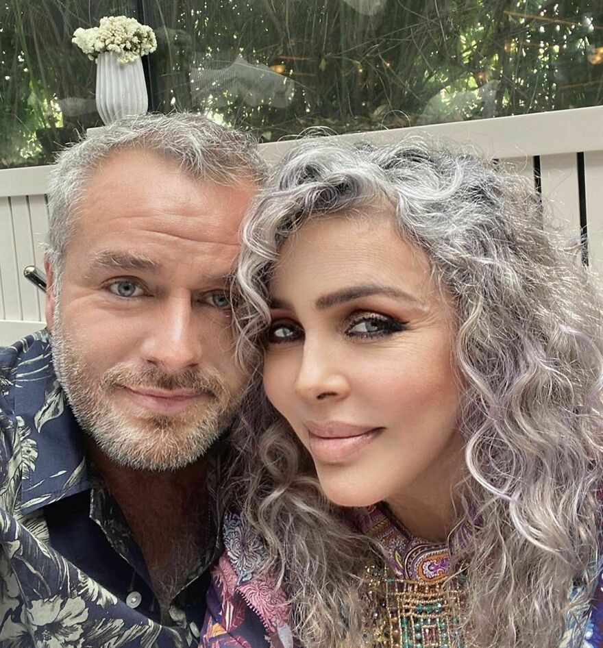 Orgullosa de sus canas, esta escritora dej&oacute; de te&ntilde;irse el pelo y ahora luce impresionante