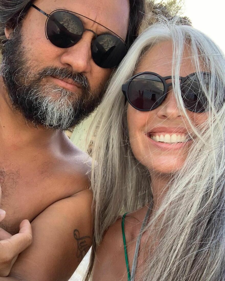 Orgullosa de sus canas, esta escritora dej&oacute; de te&ntilde;irse el pelo y ahora luce impresionante