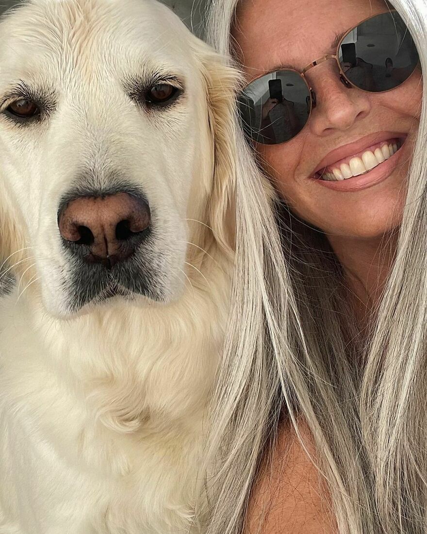 Orgullosa de sus canas, esta escritora dej&oacute; de te&ntilde;irse el pelo y ahora luce impresionante