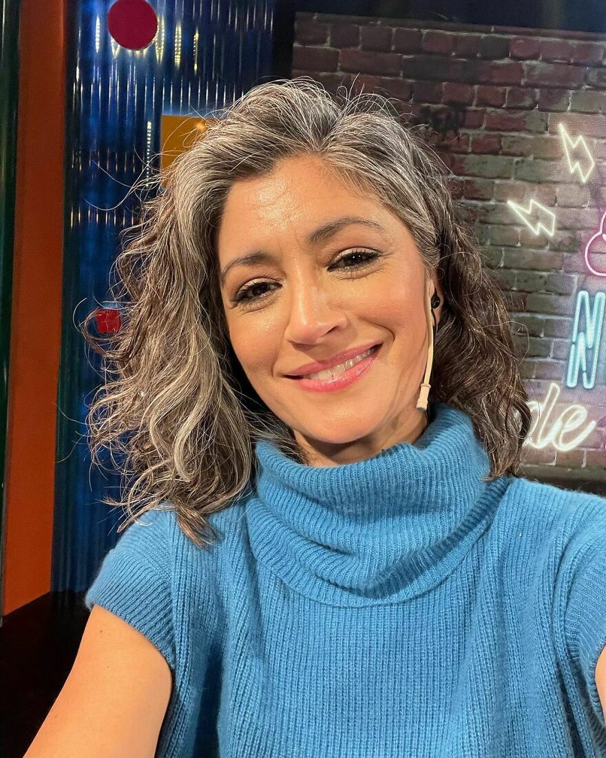 Orgullosa de sus canas, esta escritora dej&oacute; de te&ntilde;irse el pelo y ahora luce impresionante