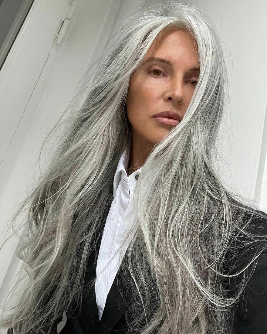 Orgullosa de sus canas, esta escritora dej&oacute; de te&ntilde;irse el pelo y ahora luce impresionante