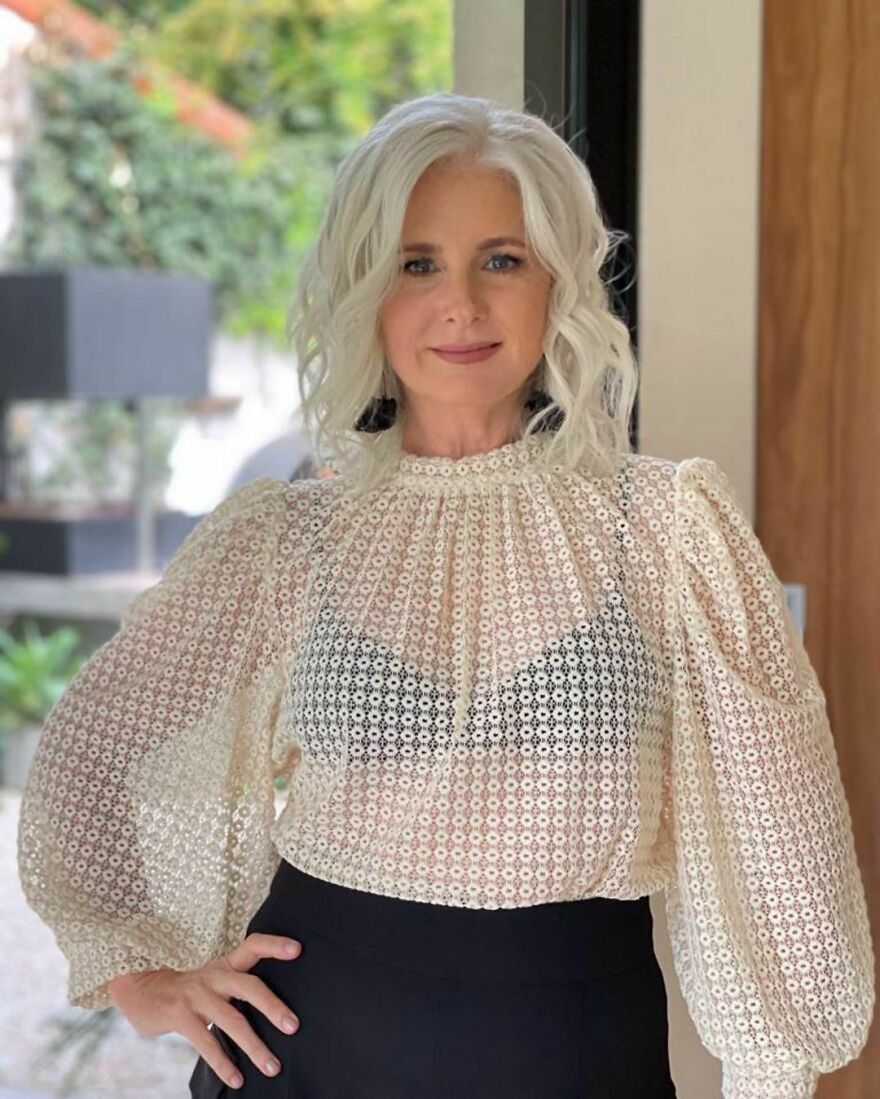 Orgullosa de sus canas, esta escritora dej&oacute; de te&ntilde;irse el pelo y ahora luce impresionante