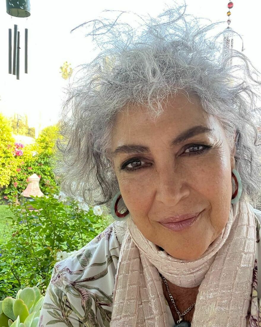 Orgullosa de sus canas, esta escritora dej&oacute; de te&ntilde;irse el pelo y ahora luce impresionante