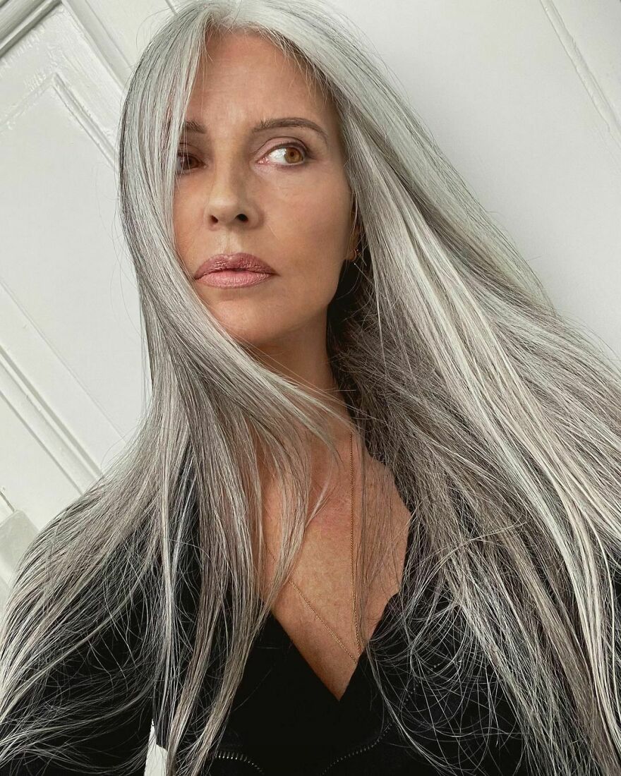Orgullosa de sus canas, esta escritora dej&oacute; de te&ntilde;irse el pelo y ahora luce impresionante