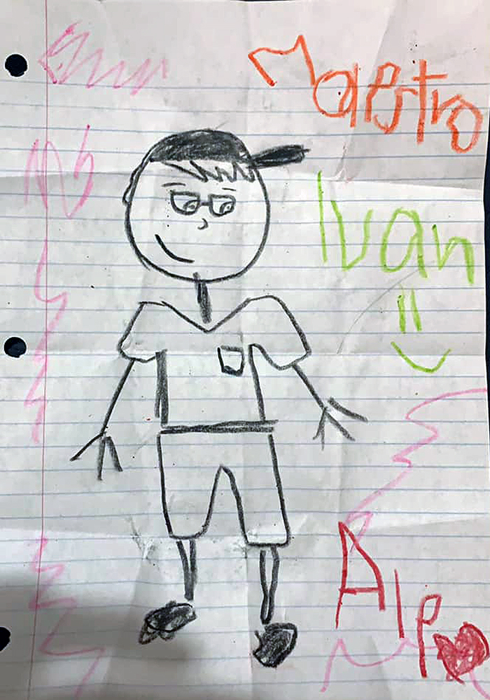 Este profesor rindi&oacute; homenaje a una de sus alumnas luciendo un disfraz de un dibujo que ella hab&iacute;a hecho