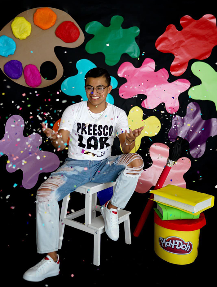 Este profesor rindi&oacute; homenaje a una de sus alumnas luciendo un disfraz de un dibujo que ella hab&iacute;a hecho