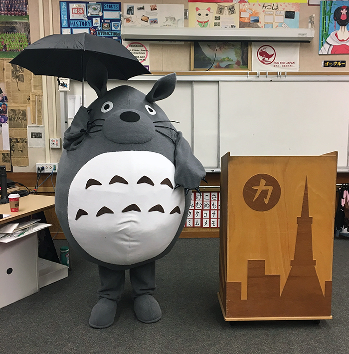 Este profesor rindi&oacute; homenaje a una de sus alumnas luciendo un disfraz de un dibujo que ella hab&iacute;a hecho